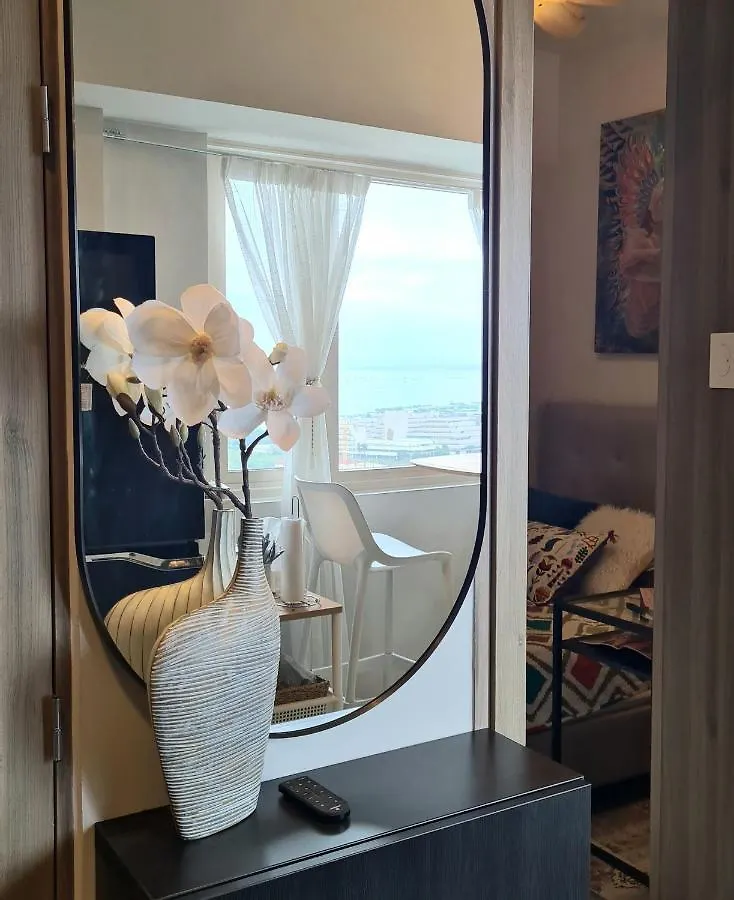 Aparthotel Cozy Comfy Suite 2Br W Balcony - Amazing Manila Bay View And City Skyline Near Moa Pasay
